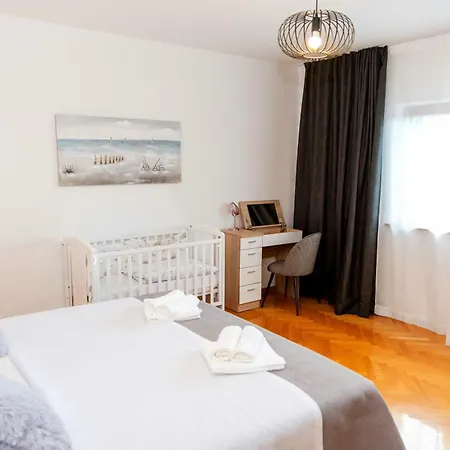 Jacuzzi, Kids' Playground, Free Parking Holiday home