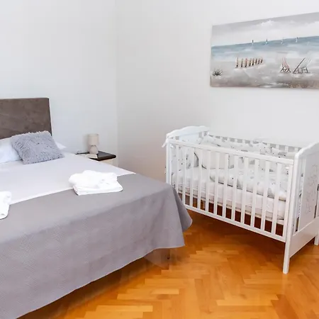 Jacuzzi House - Parking - Playground Будинок відпочинку *