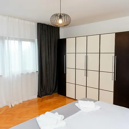 Jacuzzi, Kids' Playground, Free Parking Holiday home